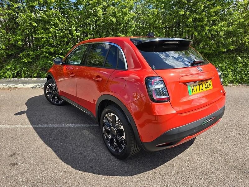 Usado Fiat 600 La Prima 114 kW (156 HP) 2024 Laranja Citadino