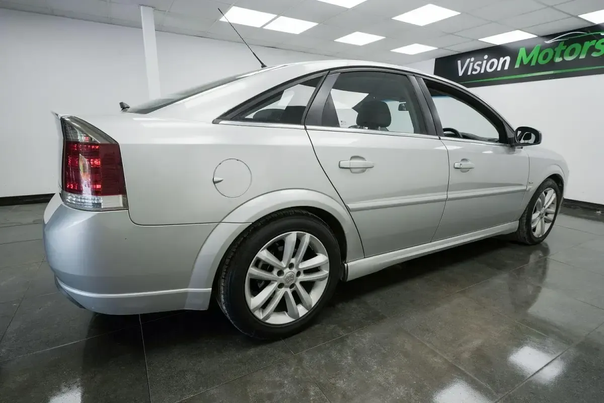 Used Vauxhall Vectra SRi 122 HP (89 kW) 2008 Silver Hatchback