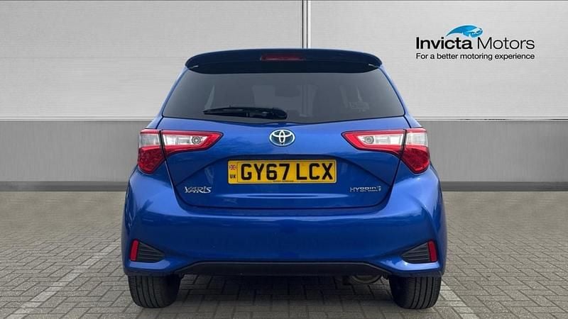 Used Toyota Yaris Hybrid 100 HP (73 kW) 2017 Blue metallic Hatchback
