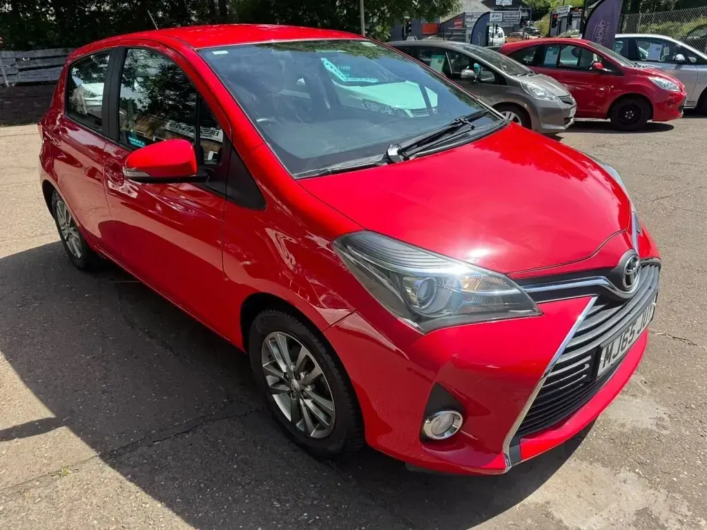 Used Toyota Yaris 99 HP (72 kW) 2015 Red Hatchback