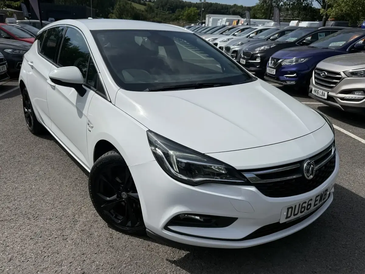 Used Vauxhall Astra SRi 150 HP (110 kW) 2016 White Hatchback