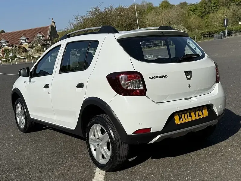 Used Dacia Sandero Lauréate 90 HP (66 kW) 2014 White Hatchback