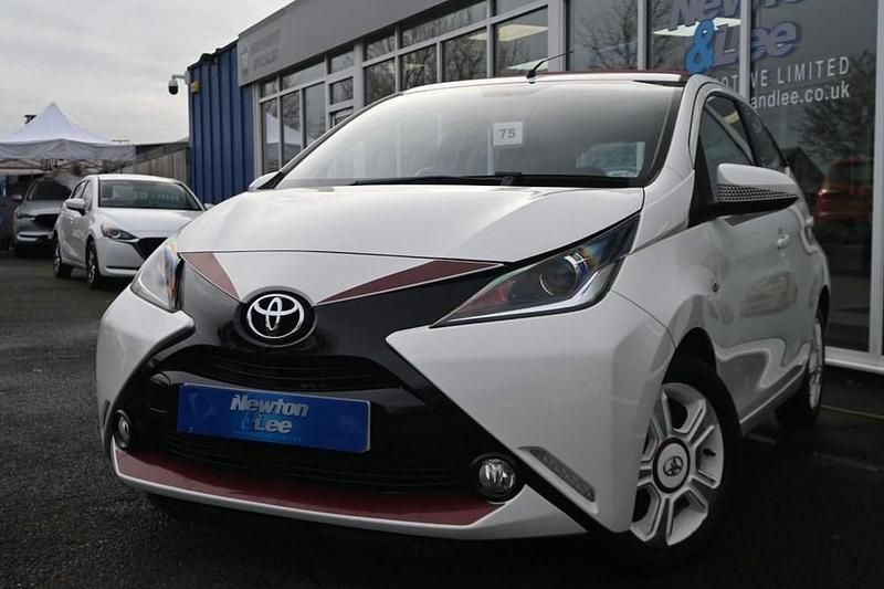 Used Toyota Aygo 68 HP (50 kW) 2017 White Hatchback