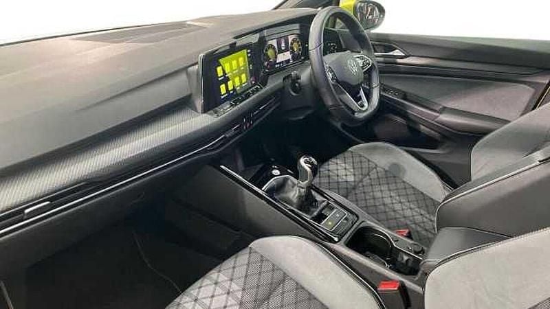 Second-hand VW Golf VIII 130 CP (95 kW) 2023