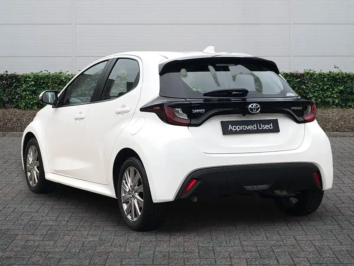 Used Toyota Yaris 116 HP (85 kW) 2024 Pure white Hatchback