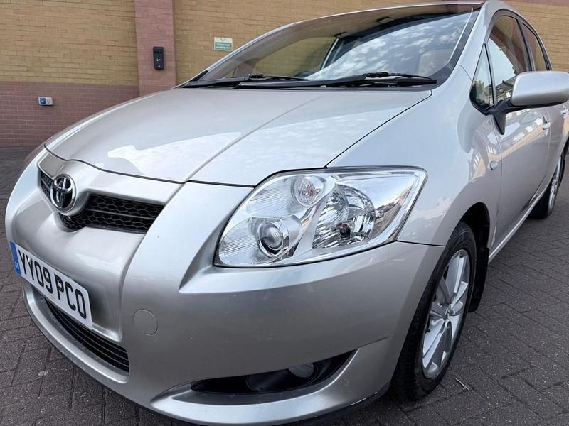 Used Toyota Auris 124 HP (91 kW) 2009 Silver Hatchback