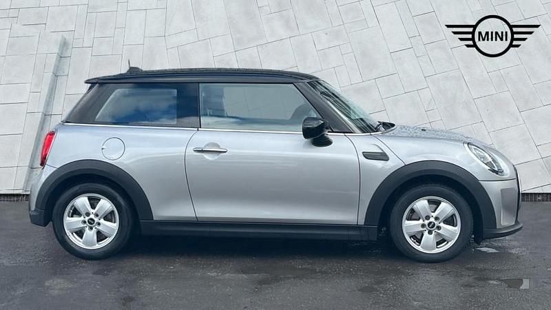 Usado Mini Cooper Classic 134 HP (98 kW) 2023 Prateado Citadino