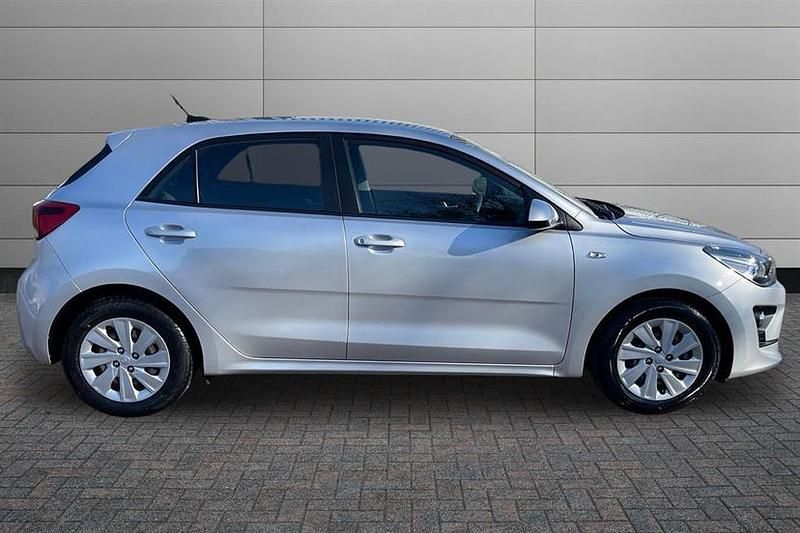 Used Kia Rio 83 HP (61 kW) 2021 Satin silver Hatchback