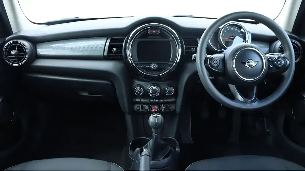 Used Mini Cooper Classic 134 HP (98 kW) 2019 White Hatchback