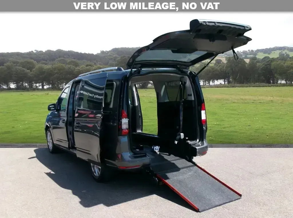 Used Ford Grand Tourneo Connect Titanium 122 HP (89 kW) 2024 Grey MPV