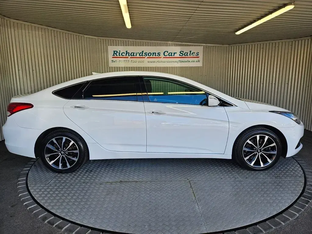 Used Hyundai i40 SE 136 HP (100 kW) 2019 White Estate