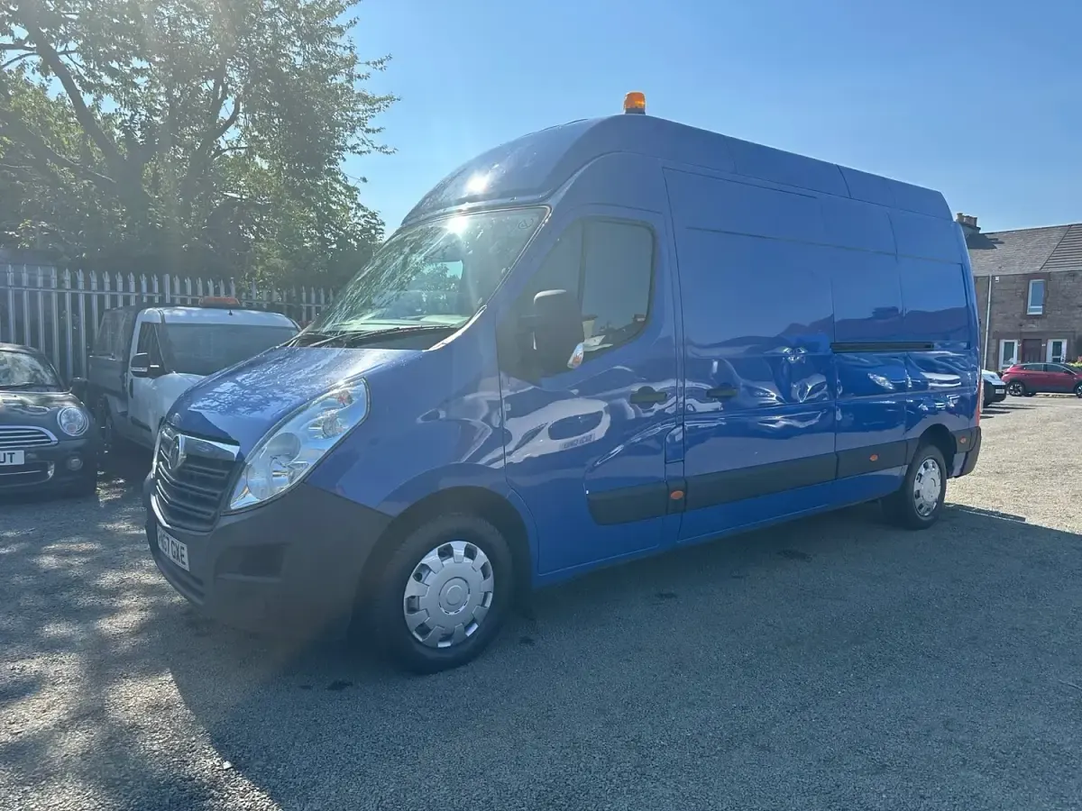 Used Vauxhall Movano 145 HP (106 kW) 2017 Blue MPV