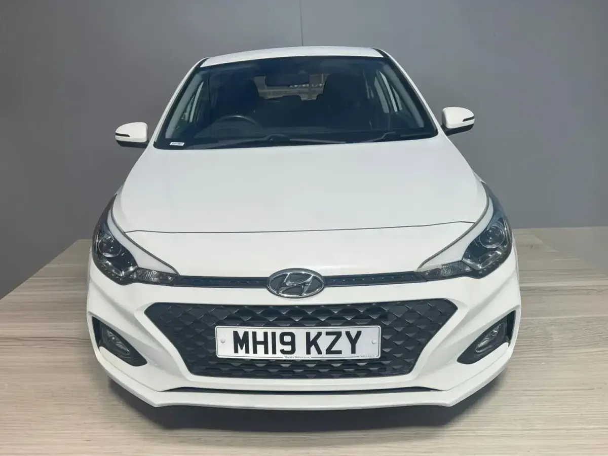 Used Hyundai i20 SE 84 HP (61 kW) 2019 White Hatchback