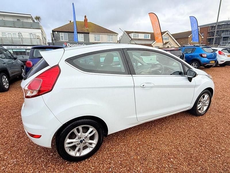 Used Ford Fiesta Zetec 82 HP (60 kW) 2016 White Hatchback