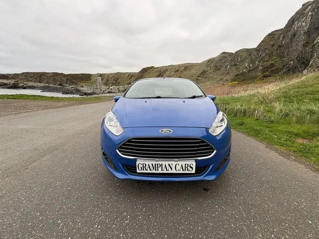 Używany Ford Fiesta Zetec 105 KM (77 kW) 2013 Niebieski Hatchback