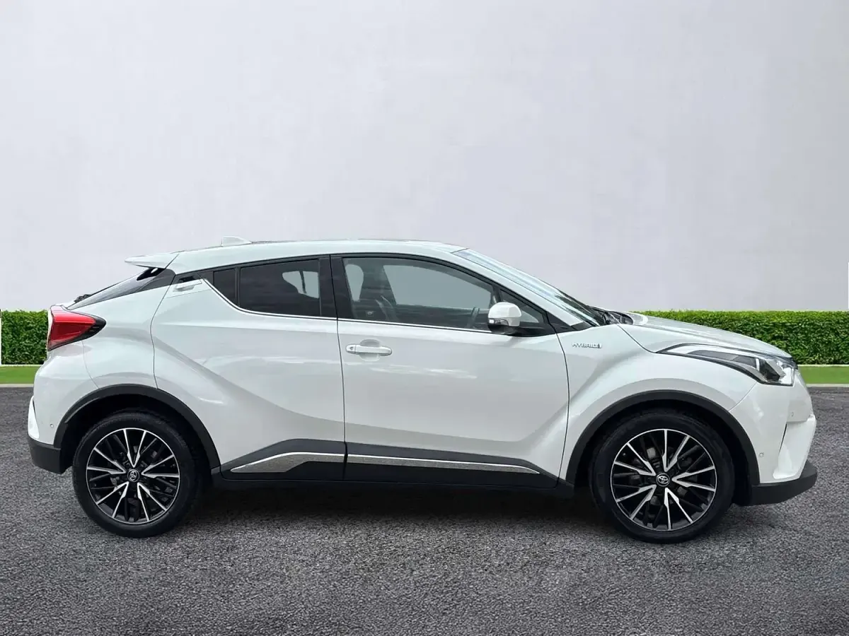 Used Toyota C-HR 122 HP (89 kW) 2018 White SUV