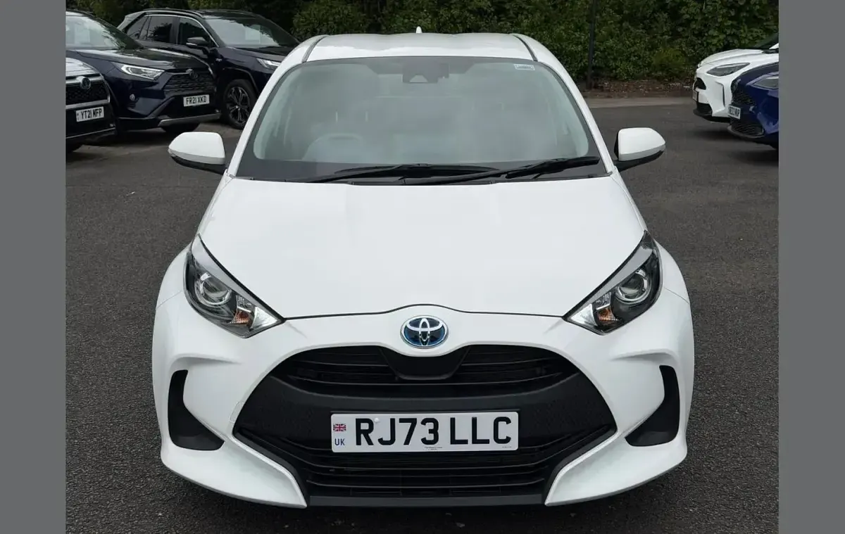 Used Toyota Yaris Hybrid 113 HP (83 kW) 2023 White Hatchback