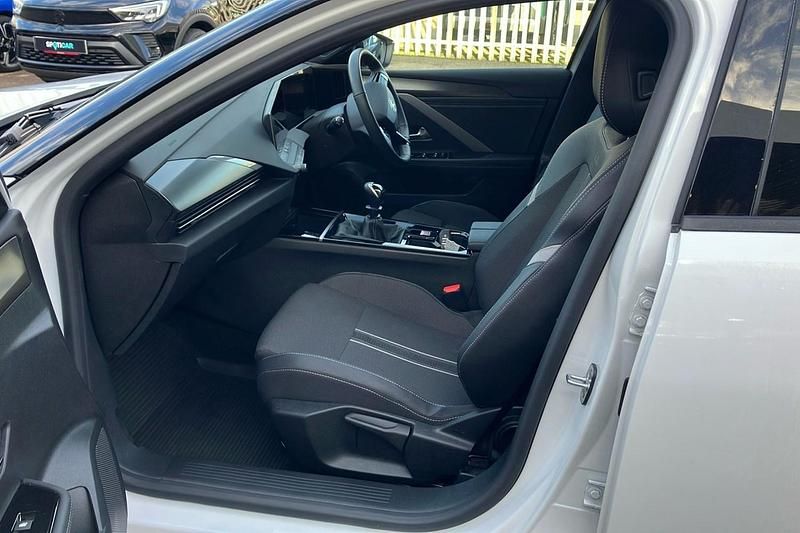 Used Vauxhall Astra S 130 HP (95 kW) 2024 Arctic white Hatchback