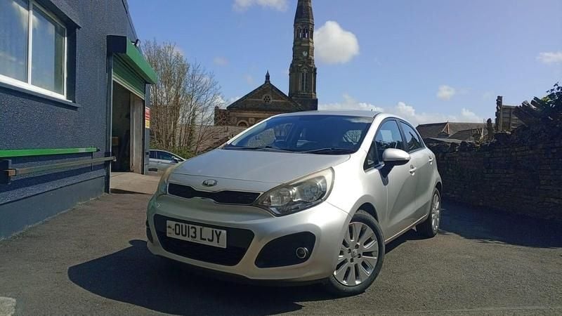 Used Kia Rio 107 HP (78 kW) 2013 Silver Hatchback