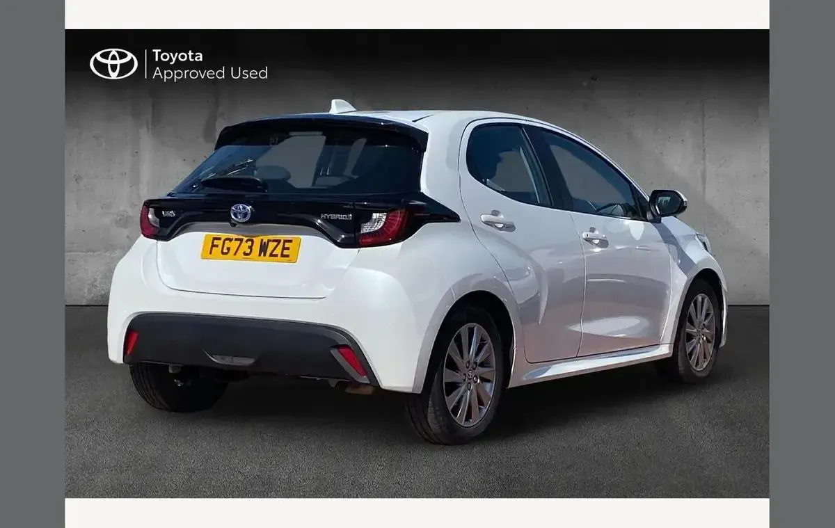 Used Toyota Yaris 114 HP (83 kW) 2023 White Hatchback