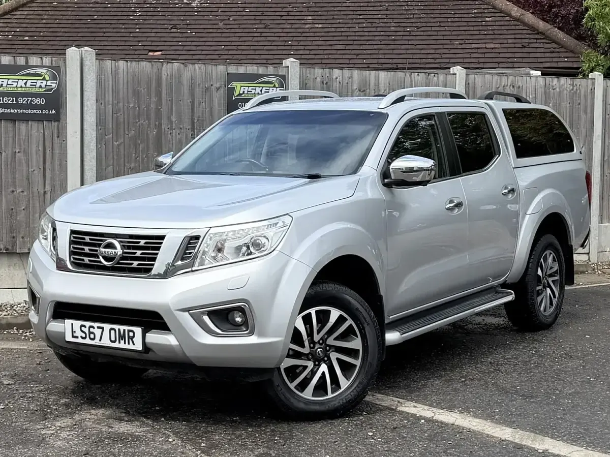 Used Nissan Navara Tekna 190 HP (139 kW) 2017 Silver Pickup