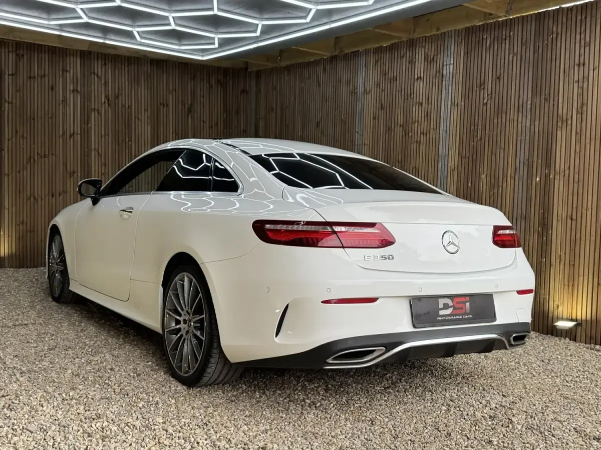 Usado Mercedes E350 AMG line 313 HP (230 kW) 2019 Branco Coupé
