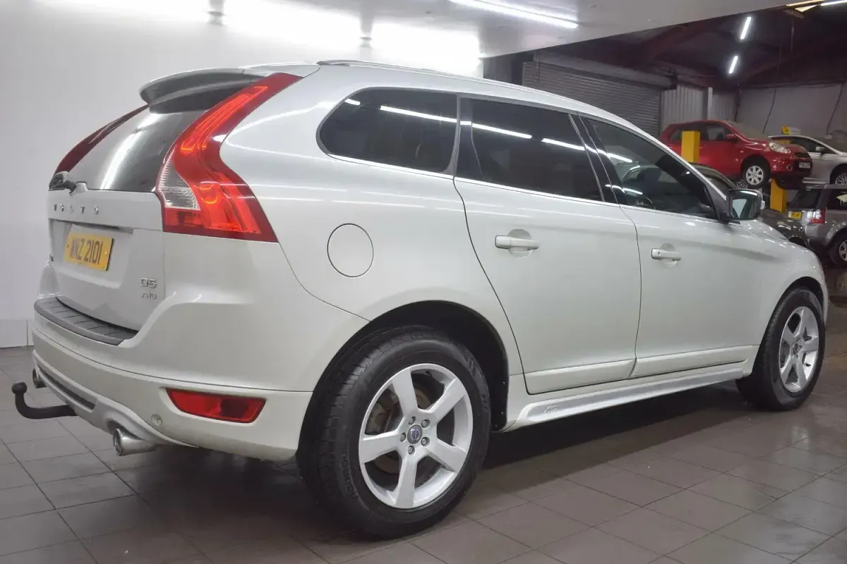 Used Volvo XC60 R-Design 215 HP (158 kW) 2013 White SUV