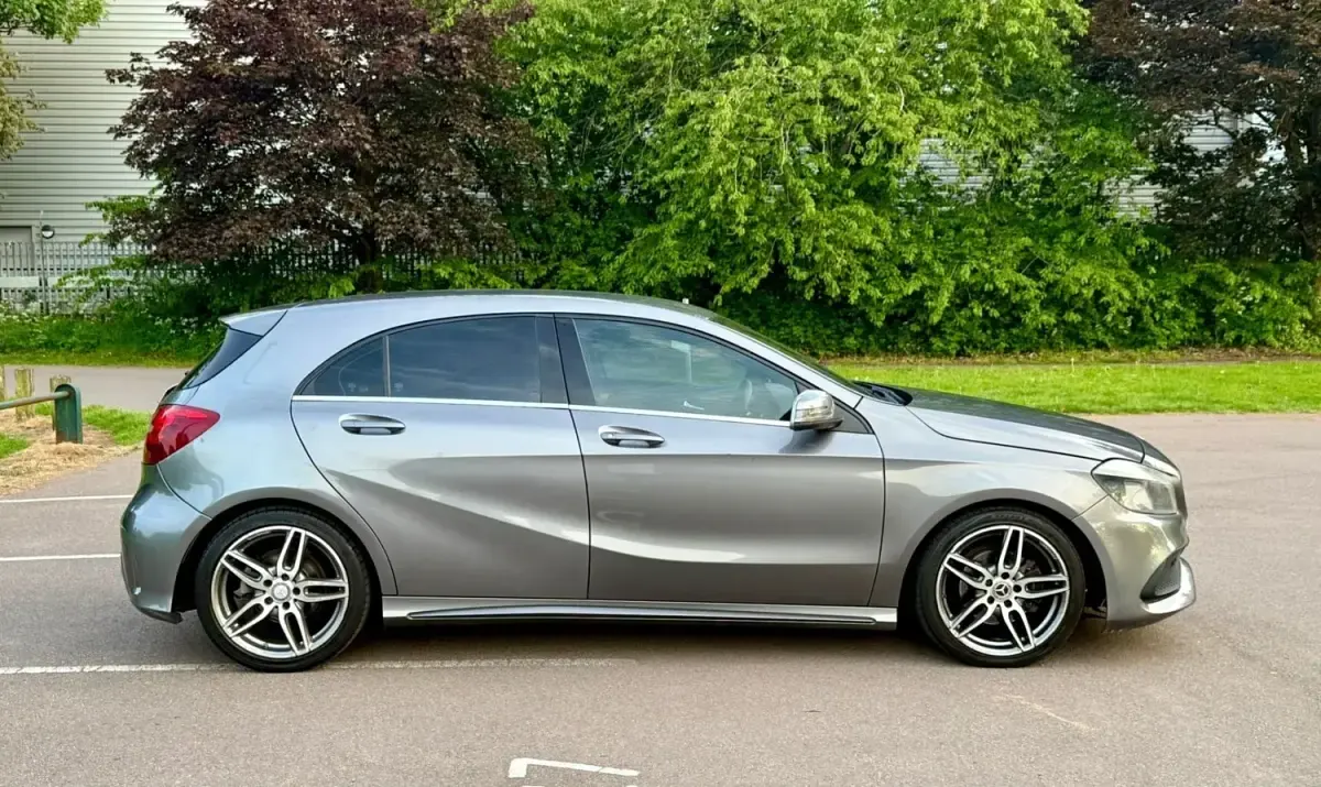 Usado Mercedes A180 AMG line 2018 Cinzento Citadino