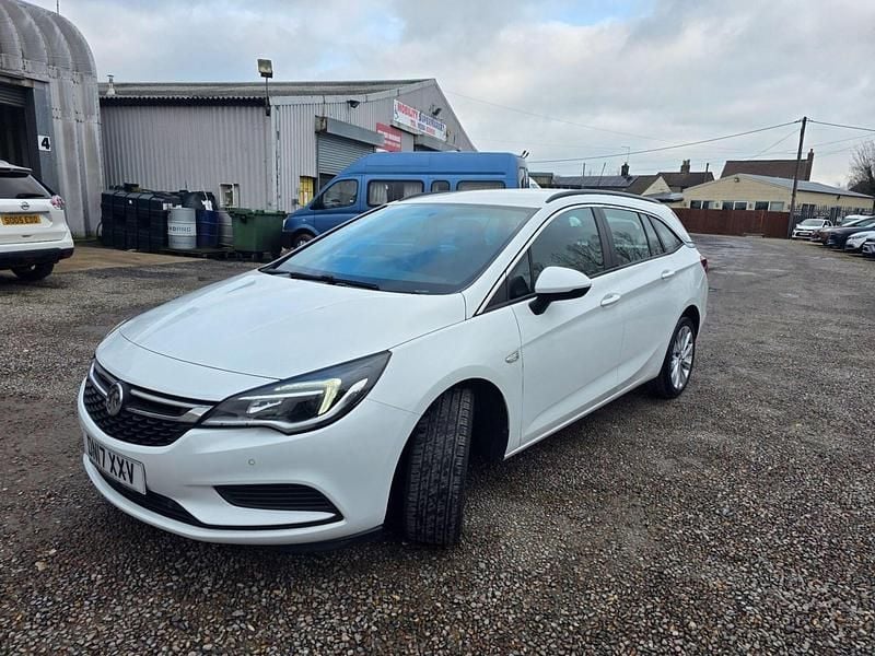 Used Vauxhall Astra Design Edition 2017 White Estate