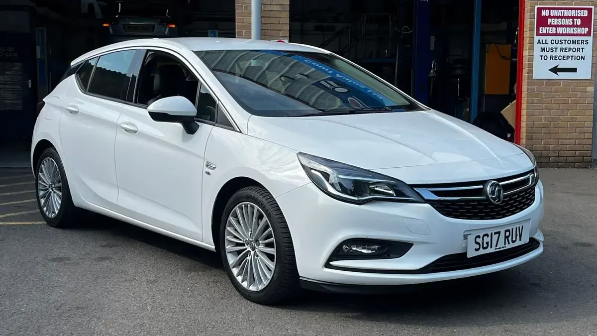Used Vauxhall Astra Edition 2021 White Hatchback