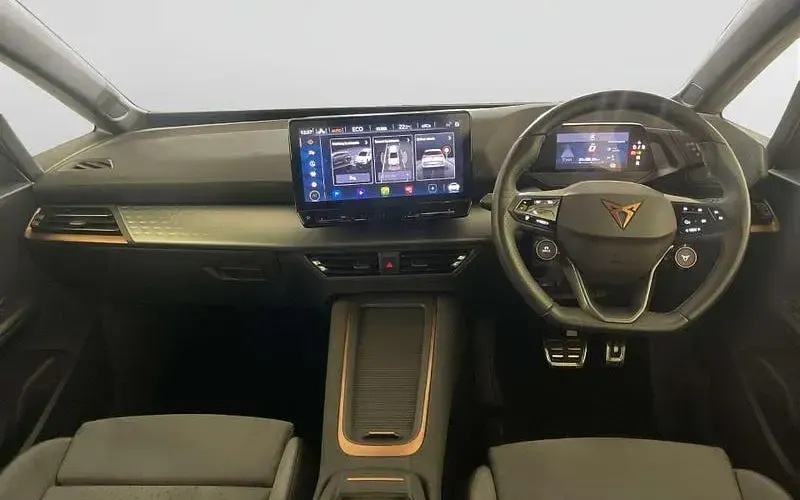 Begagnad Cupra Born e-Boost 169 kW (230 HK) 2024 Grå Halvkombi
