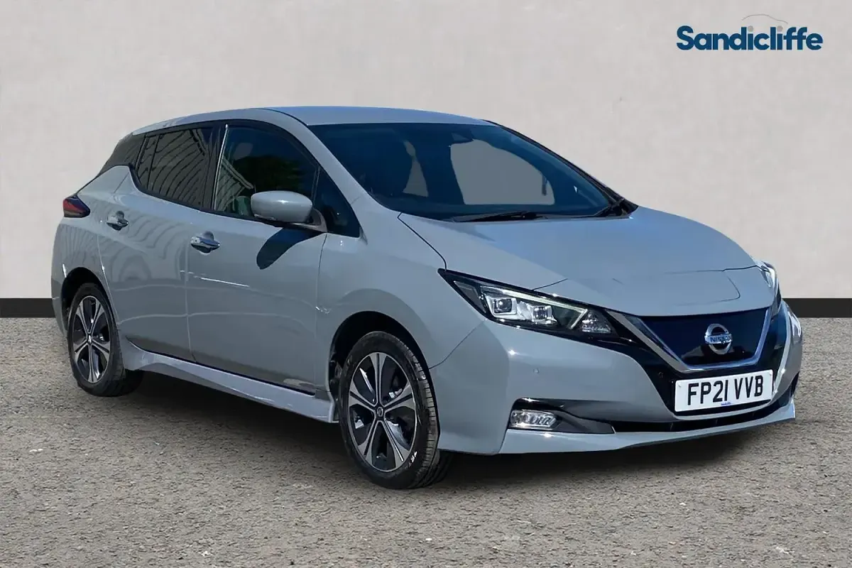 Begagnad Nissan Leaf Tekna 160 kW (218 HK) 2021 Grå Halvkombi