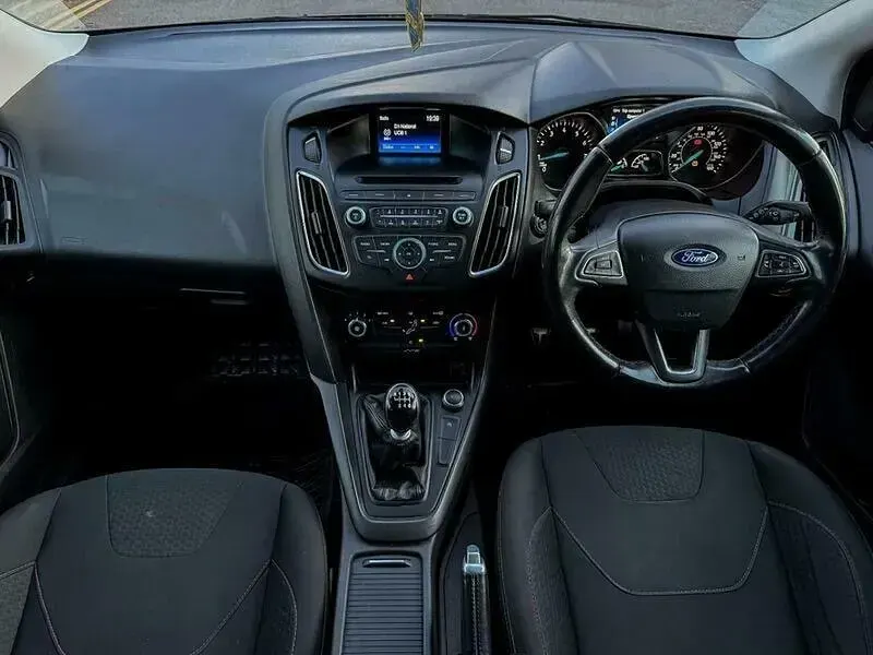 Used Ford Focus Zetec 125 HP (91 kW) 2015 Grey Hatchback