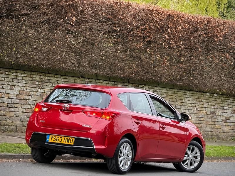 Used Toyota Auris 90 HP (66 kW) 2013 Red Hatchback