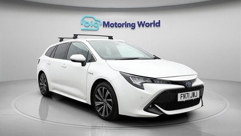 Used Toyota Corolla Design 184 HP (135 kW) 2021 White Estate