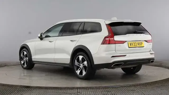Used Volvo V60 CC 247 HP (181 kW) 2022 Estate