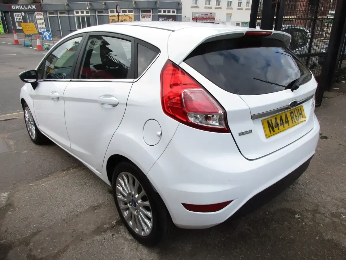 Używany Ford Fiesta Titanium 125 KM (91 kW) 2013 Biały Hatchback