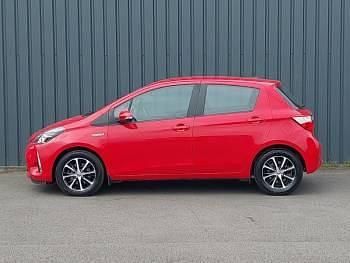 Used Toyota Yaris Hybrid 100 HP (73 kW) 2019 Red Hatchback