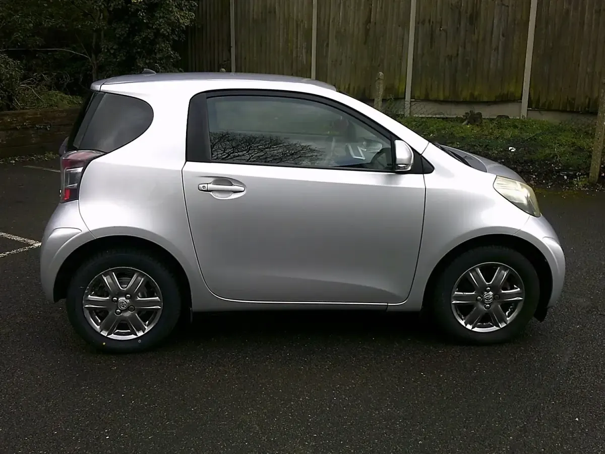 Used Toyota iQ 68 HP (50 kW) 2009 Silver Hatchback