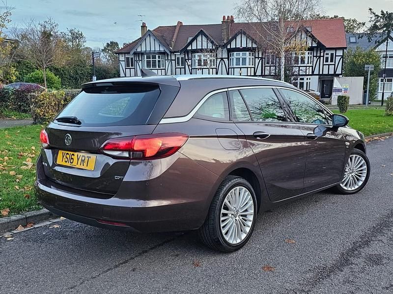 Used Vauxhall Astra Elite 136 HP (100 kW) 2016 Brown Estate