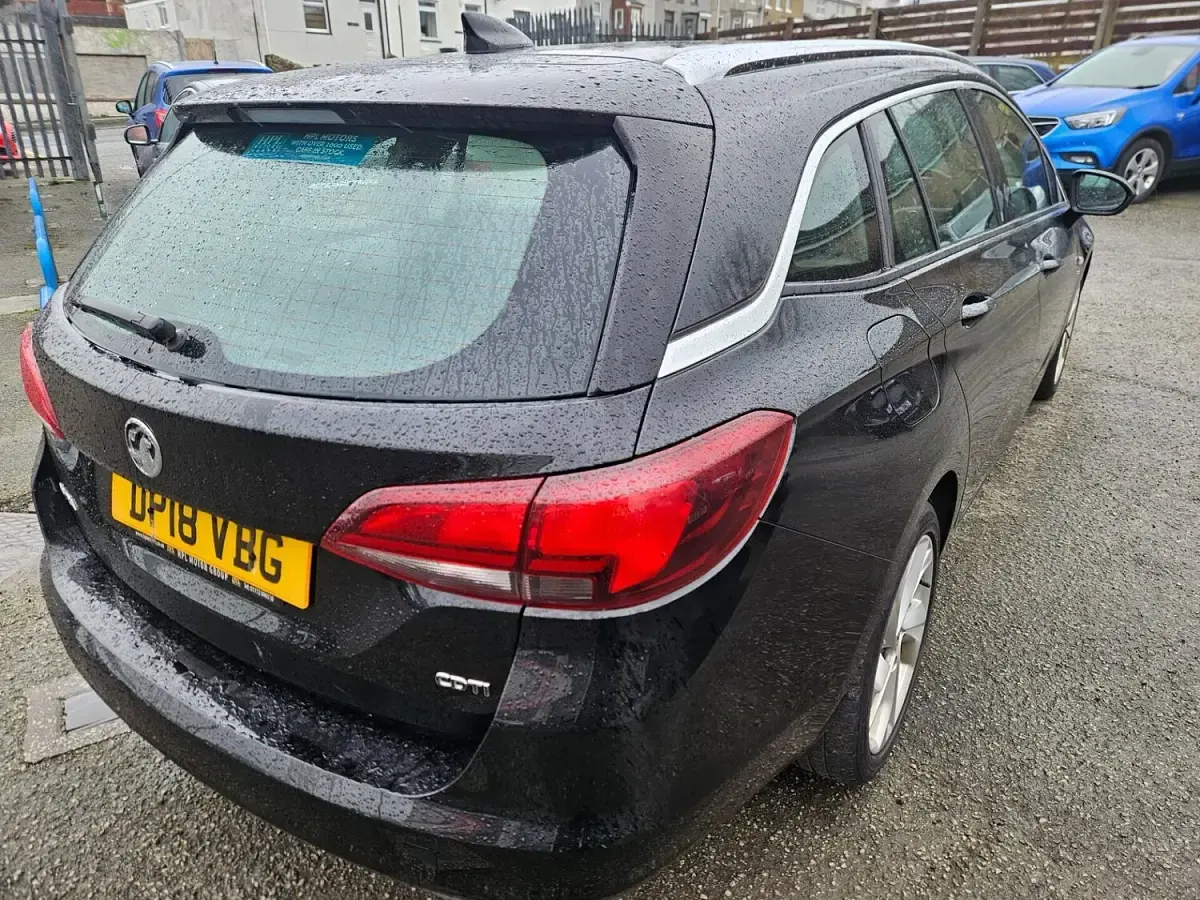 Used Vauxhall Astra SRi 136 HP (100 kW) 2018 Black Estate