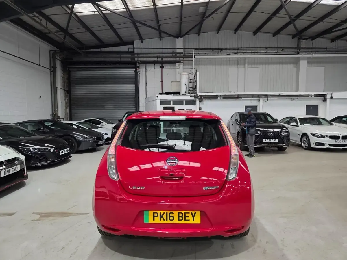 Begagnad Nissan Leaf Acenta 80 kW (109 HK) 2016 Röd Halvkombi