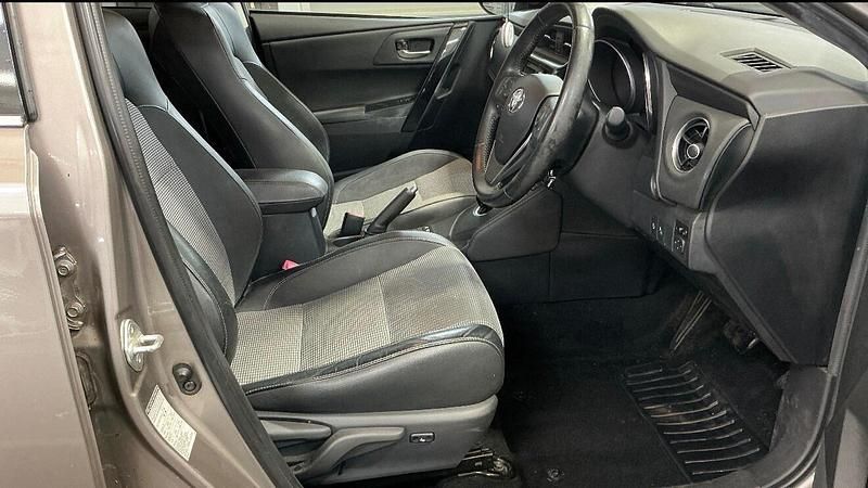 Used Toyota Auris Hybrid 2016 Bronze Hatchback