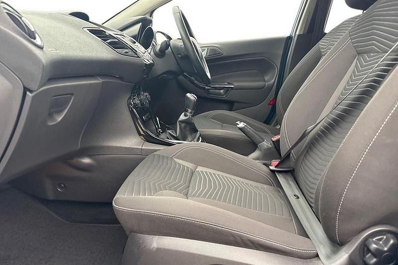 Used Ford Fiesta Zetec 100 HP (73 kW) 2013 Blue Hatchback
