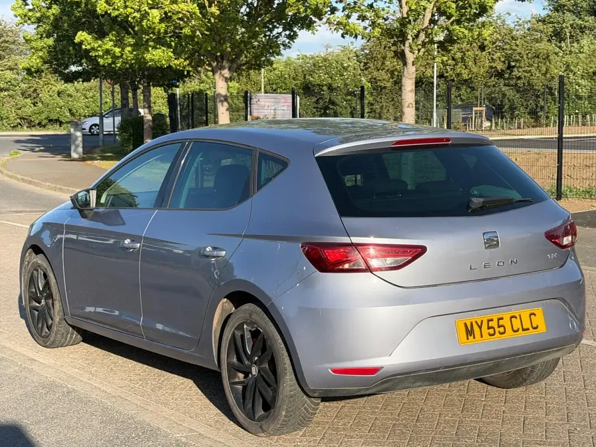 Used Seat Leon SE Dynamic 110 HP (80 kW) 2016 Silver Hatchback