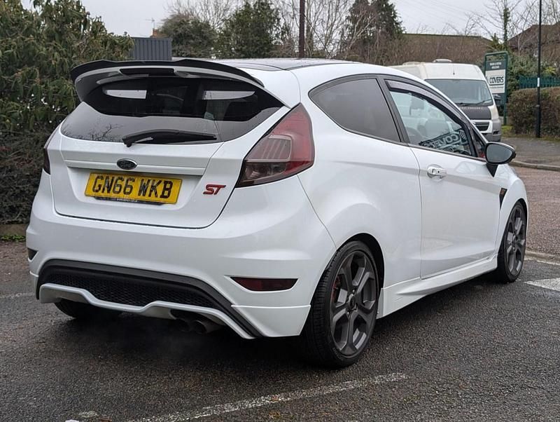 Used Ford Fiesta ST 182 HP (133 kW) 2016 White Hatchback
