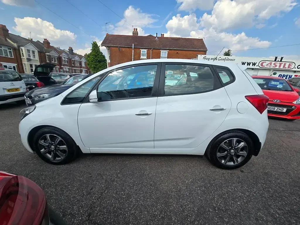 Used Hyundai ix20 SE 125 HP (91 kW) 2019 White Hatchback