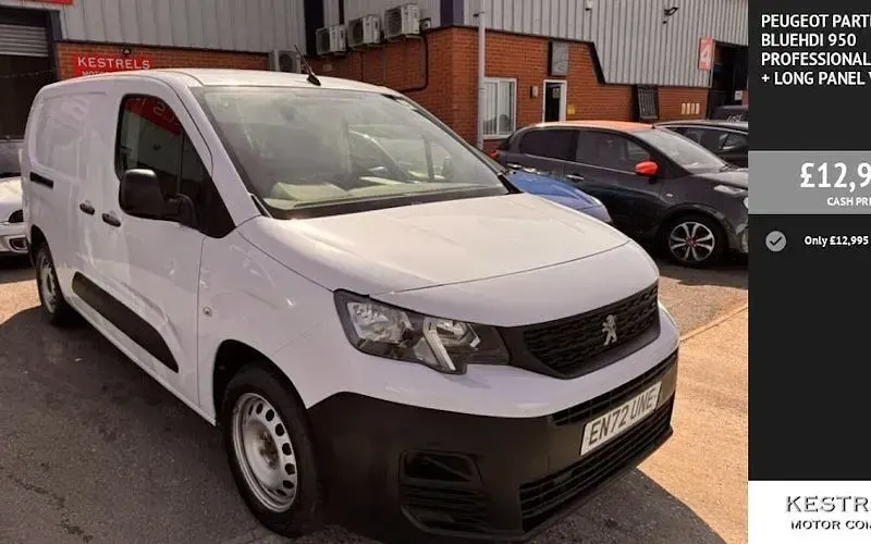 Begagnad Peugeot Partner Premium 102 HK (75 kW) 2023 Minibuss