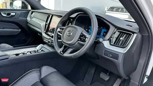 Used Volvo XC60 Plus 247 HP (181 kW) 2024 White SUV
