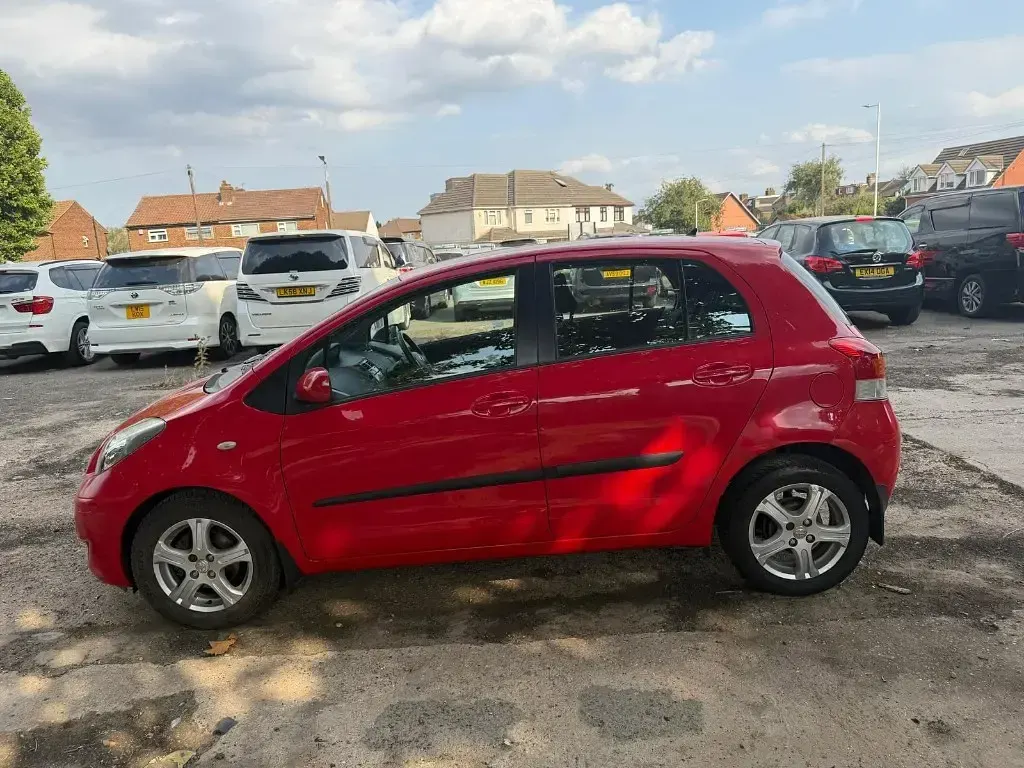 Used Toyota Yaris 87 HP (63 kW) 2010 Red Hatchback